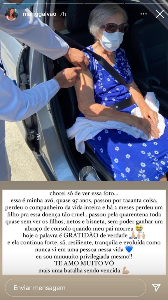 Mariana Galvão, filha de Eduardo Galvão, posta foto da avó sendo vacinada contra a Covid-19 (Foto: Reprodução/Instagram)