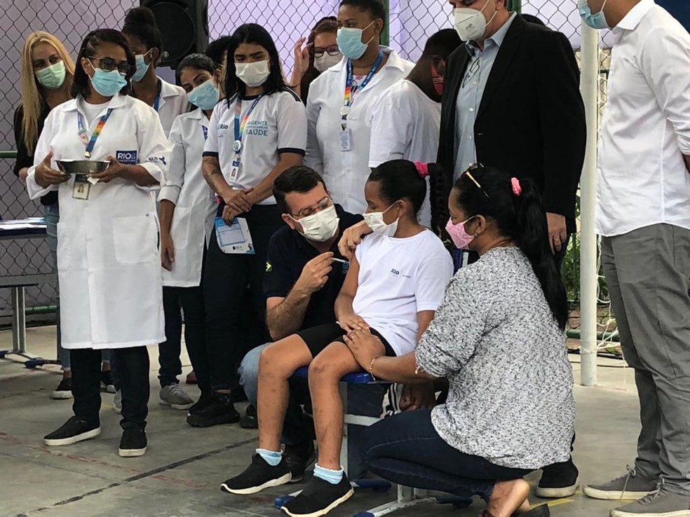 Alunos da rede municipal do Rio começam a ser vacinados; todas as escolas da prefeitura receberão equipes para imunizar crianças