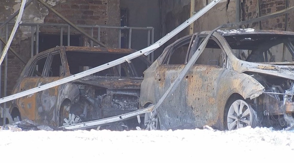 Carros ficaram destruídos com o incêndio na concessionária — Foto: Reprodução/TV TEM