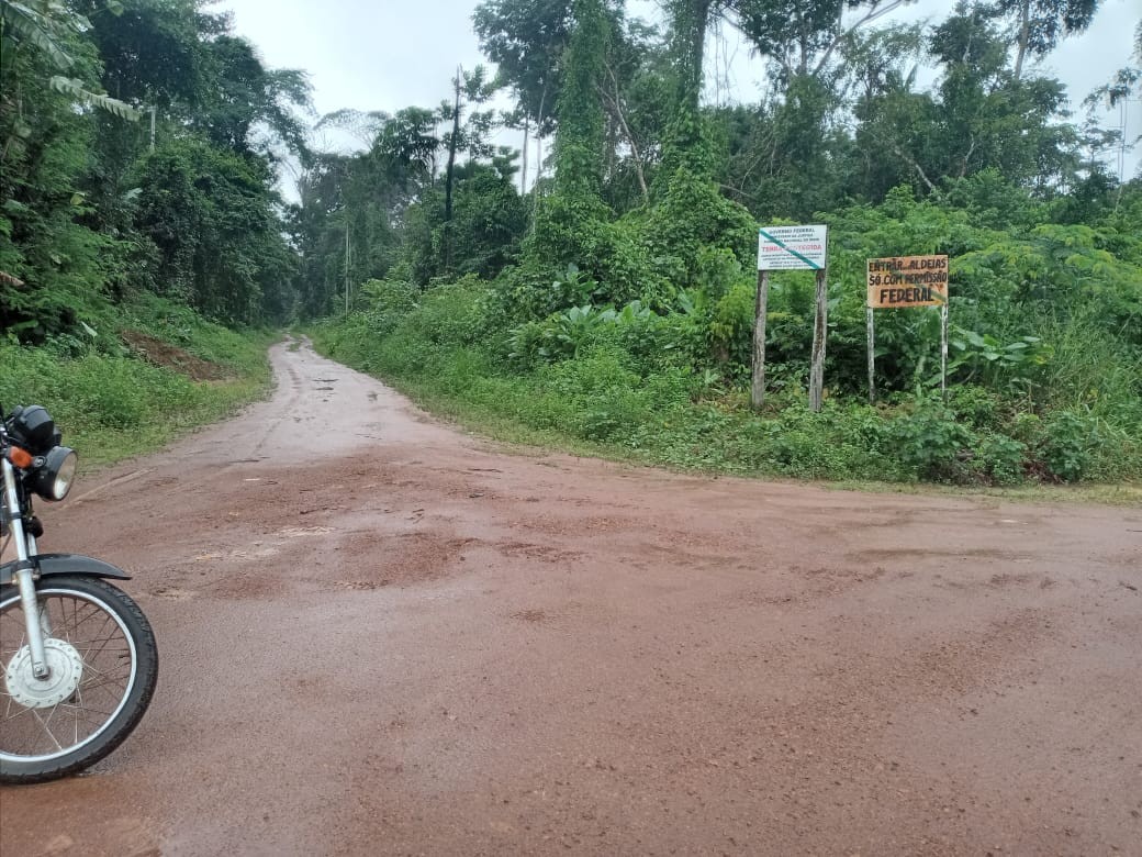Pais reclamam que alunos indígenas estão sem transporte escolar acessível após mudança na rota de ônibus, em RO