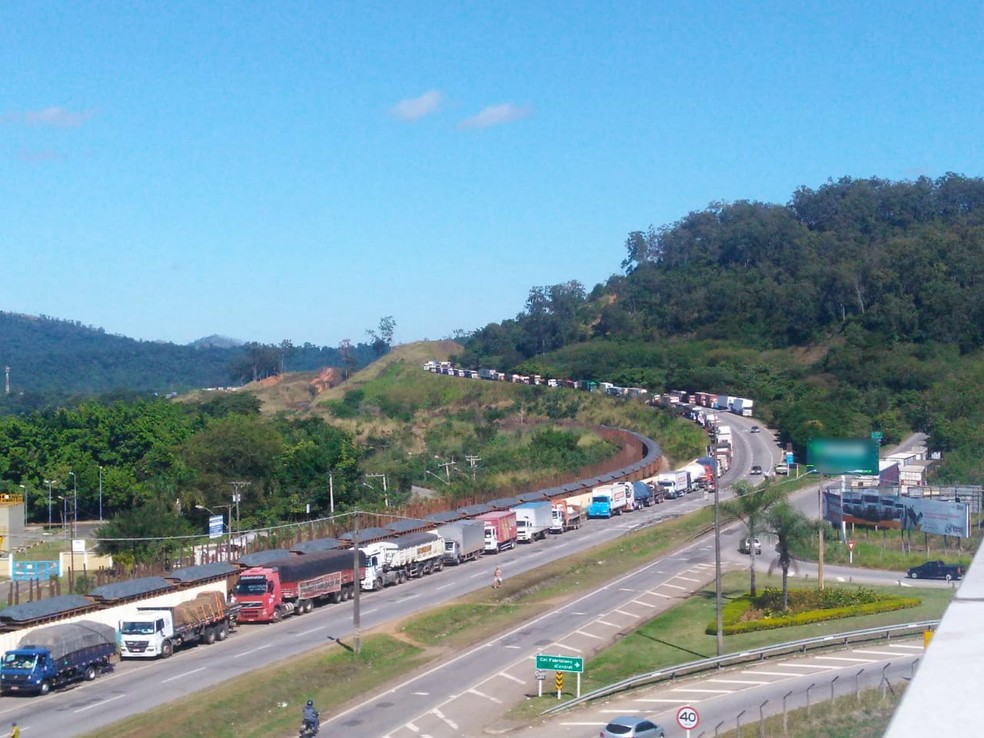 Caminhoneiros permanecem às margens da BR-381, em Ipatinga, nesta segunda-feira (28) (Foto: Patrícia Belo/ G1)