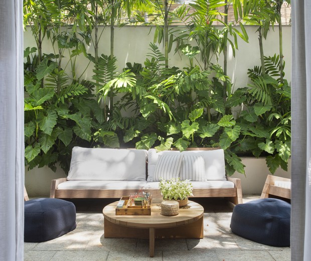 No Rio de Janeiro, casa de 623 m² ganha área gourmet integrada com o jardim (Foto: Denilson Machado/MCA Estúdio)
