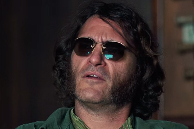 Joaquin Phoenix aparece de costeletas no trailer de 'Inherent Vice' (Foto: Reprodução)