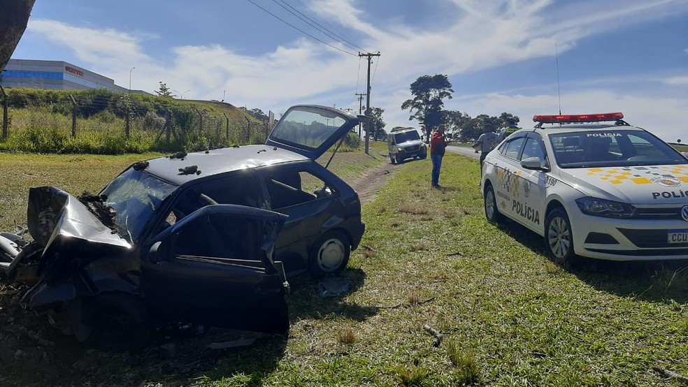 Dois homens morrem em acidente na alça de acesso para a SP-215 em São Carlos — Foto: CBN São Carlos