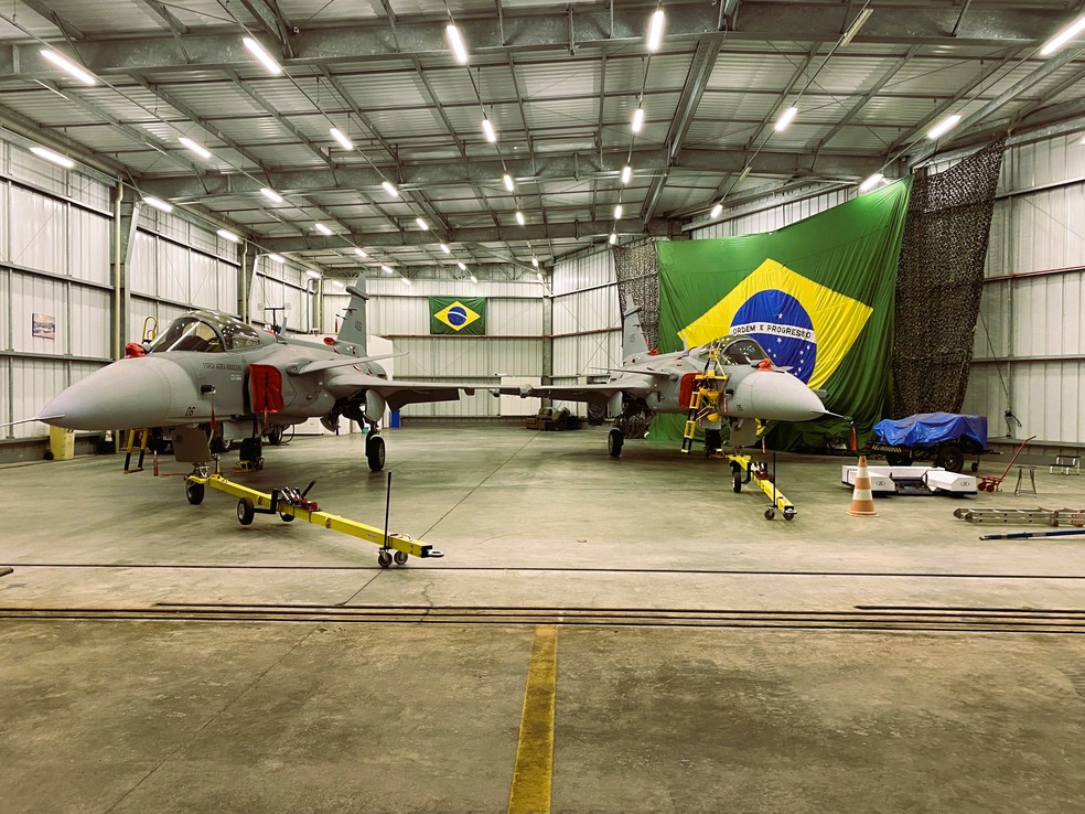Caças da FAB em hangar no aeroporto de Navegantes, Santa Catarina — Foto: Tenente Letícia Faria/Cecomsaer/Divulgação