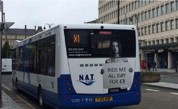 Campanha de ônibus mostra mulher fazendo topless com frase de duplo sentido (Foto: Reprodução Twitter)