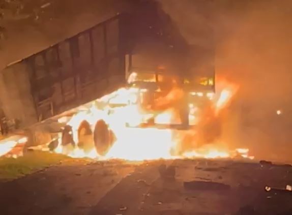 Acidente com incêndio entre caminhão e mais três veículos mata uma pessoa e fere outras cinco, em Ortigueira