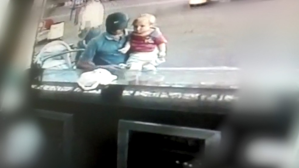 Pai é flagrado por câmeras levando o bebê sem autorização da mãe, no ES  — Foto: Reprodução/ Videomonitoramento 