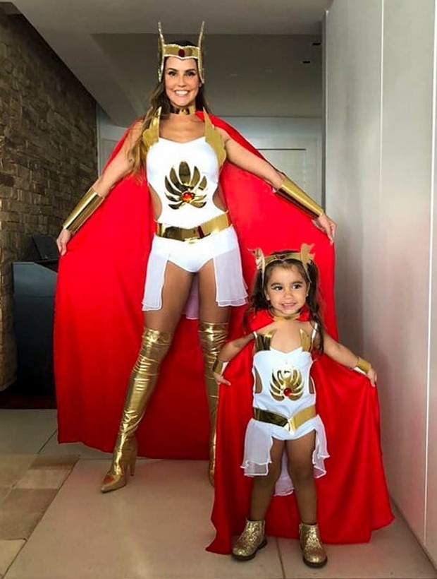 Deborah Secco e Maria Flor vestidas de SheRa (Foto: Reprodução/Instagram)