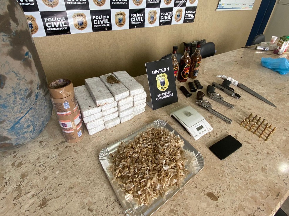 Drogas e armas são apreendidas durante operação em Canhotinho — Foto: Polícia Civil/Divulgação