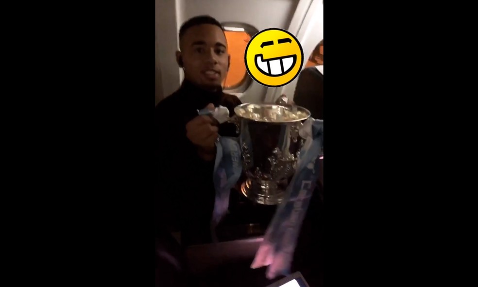 No Instagram, Gabriel Jesus brinca com o troféu da Copa da Liga Inglesa (Foto: Reprodução/Instagram)