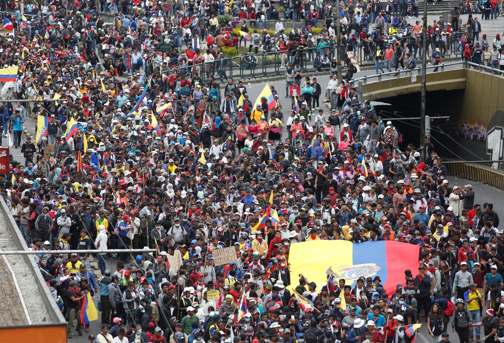 Manifestante marcham durante um protesto contra as medidas de austeridade do presidente do Equador, Lenin Moreno, em Quito, nesta quarta-feira (9) — Foto: Reuters/Daniel Tapia