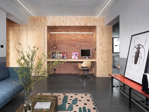 Décor do dia: home office com madeira e tijolinho (Foto: Moooten Studio)
