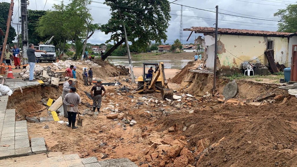 Quatro casas foram interditadas após cratera reabrir em rua do bairro Pitimbu, em Natal — Foto: Mariana Rocha/Inter TV Cabugi