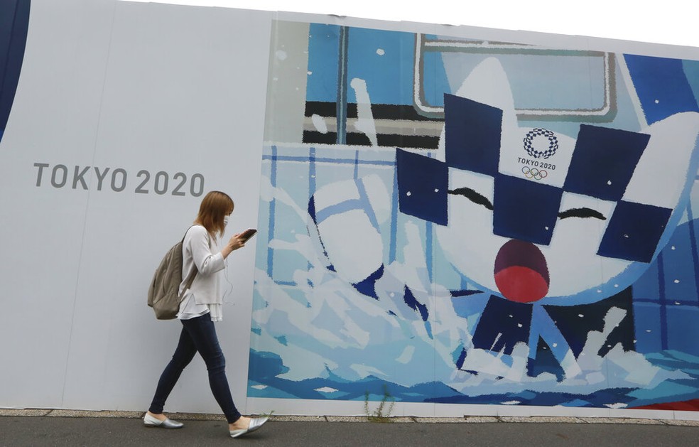 Imagem de um mural que promove os Jogos em Tóquio, em 5 de julho de 2021 — Foto: Koji Sasahara/AP