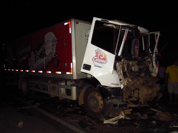 Feridos estavam no caminhão, que ficou parcialmente destruído. (Foto: Oeste.com)
