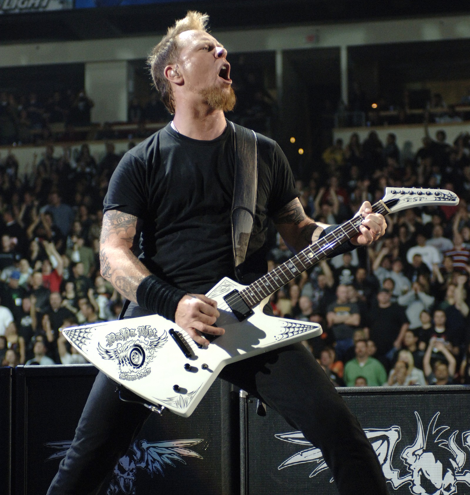James Hetfield, do Metallica, usa topete e barbicha em 2008