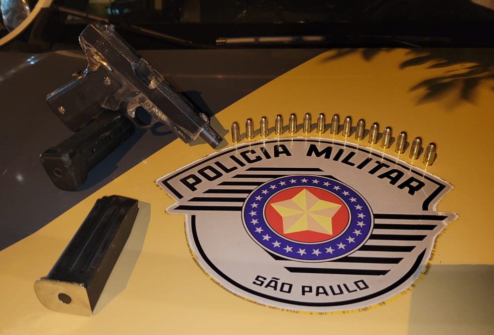 Arma apreendida com o suspeito durante a prisão — Foto: Divulgação/ Polícia Militar Rodoviária