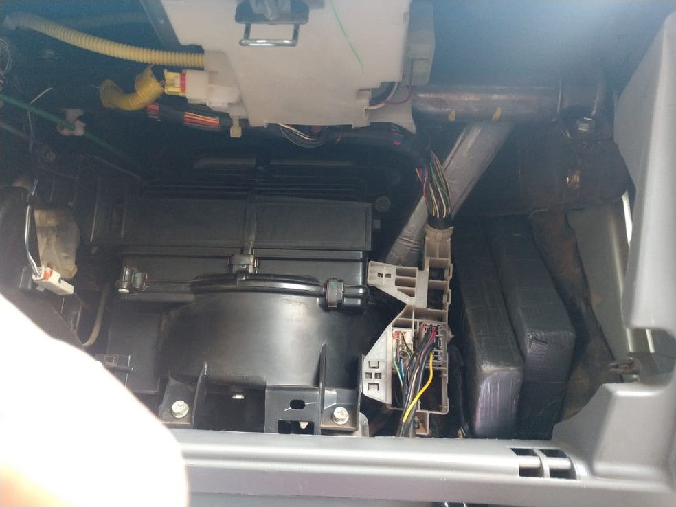 Entorpecente estava escondido no painel do veículo, segundo a PRF-AC (Foto: Divulgação/Polícia Rodoviária Federal no Acre (PRF-AC))