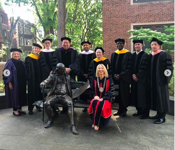 O músic Jon Bon Jovi com professores, reitores e diretores da University of Pennsylvania após receber seu terceiro doutorado honorário (Foto: Instagram)