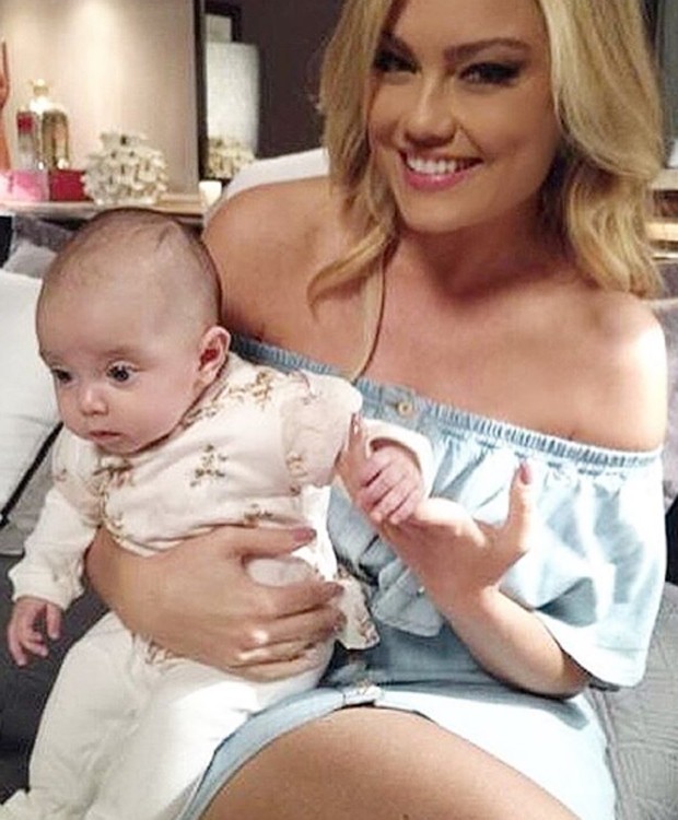 Ellen Rocche e bebê de 'O Outro Lado do Paraíso' (Foto: Reprodução/Instagram)