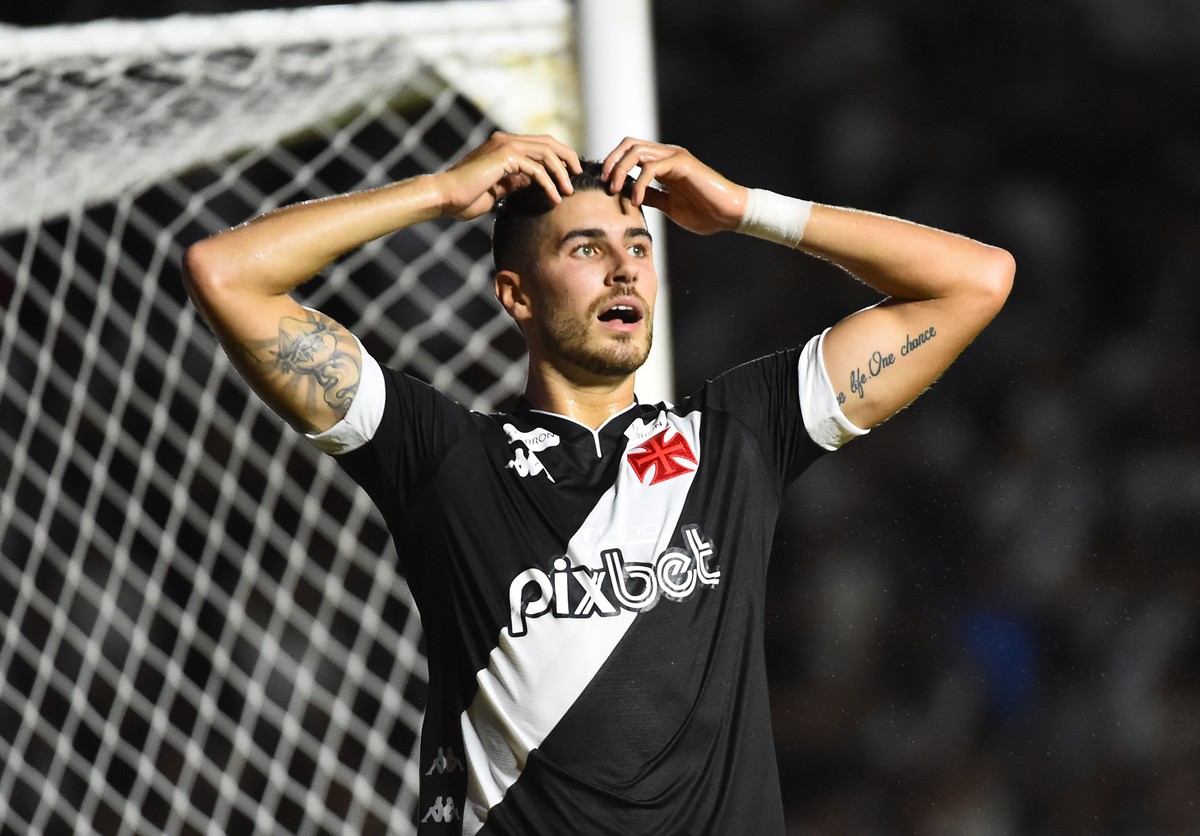 Como pênaltis e gols perdidos atrapalham início de Pedro Raul, artilheiro do Vasco