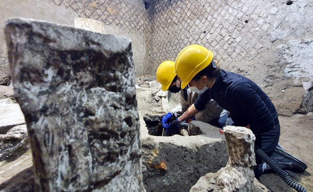 Arqueólogos trabalham em escavação em Pompeia — Foto: Cortesia via AFP