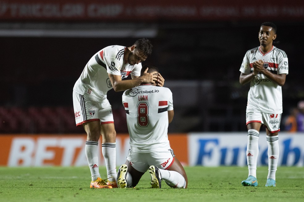 Luan comemora gol em São Paulo x Atlético-GO — Foto: Diogo Reis/AGIF