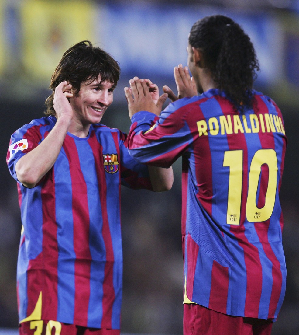 Ronaldinho e Messi, Barcelona 2005 — Foto: Denis Doyle/Getty Images