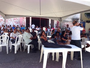 Agentes de endemias protestaram na frente da Prefeitura de Maceió (Foto: Roberta Cólen/G1)