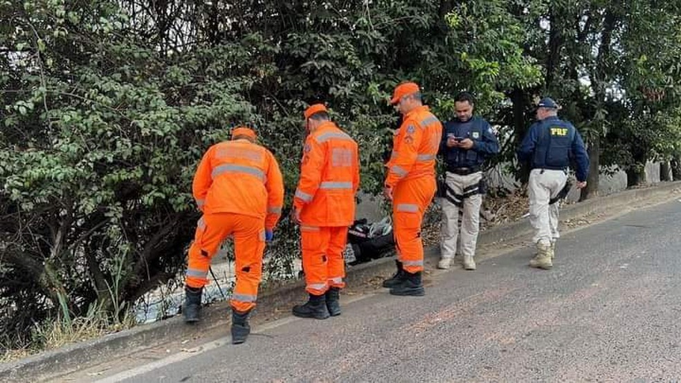 Acidente entre moto e caminhão em Caratinga  — Foto: Redes sociais 