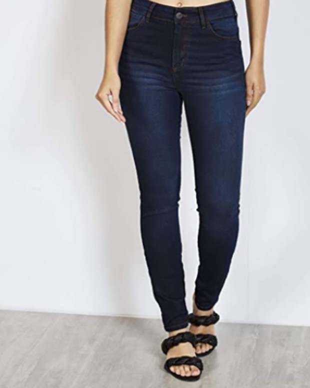 A calça jeans da Colcci traz corte com cintura alta que modela o corpo e valoriza o bumbum (Foto: Divulgação/Colcci)