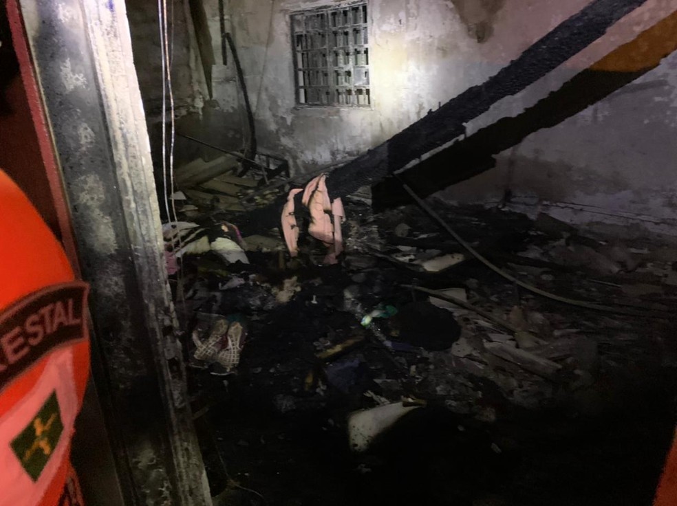 Cômodo destruído por incêndio em casa no DF — Foto: Corpo de Bombeiros/Divulgação