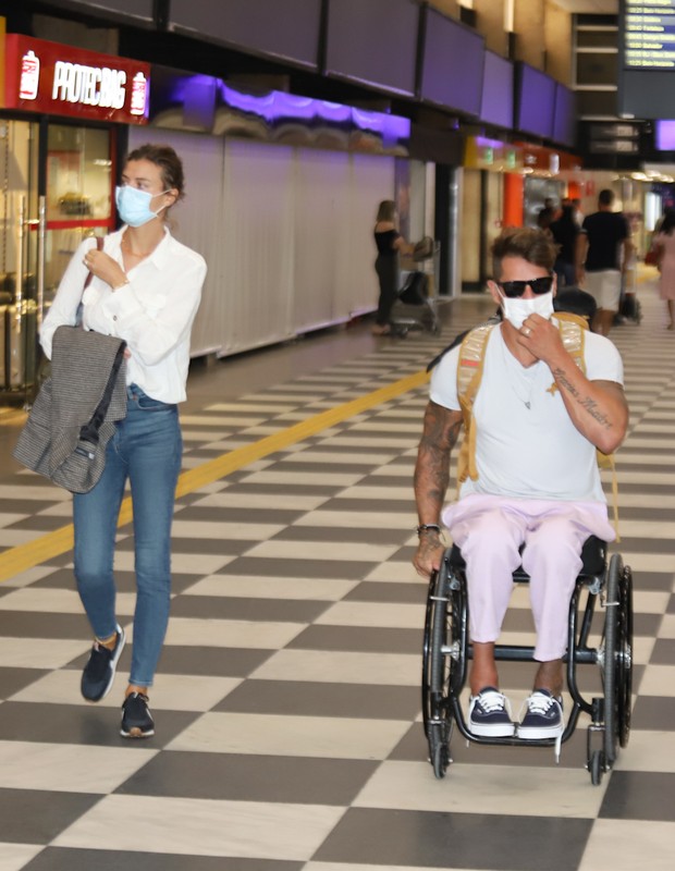 Fernando Fernandes e a namorada, Laís Oliveira, em aeroporto deSP (Foto: Lucas Ramos/AgNews)
