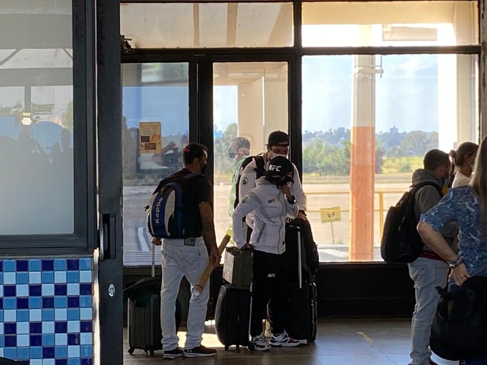 Lutadora e treinador voltam a pisar, enfim, em Prudente — Foto: Bill Paschoalotto / TV Fronteira