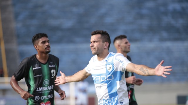 Eltinho comemora gol do Londrina contra o Maringá