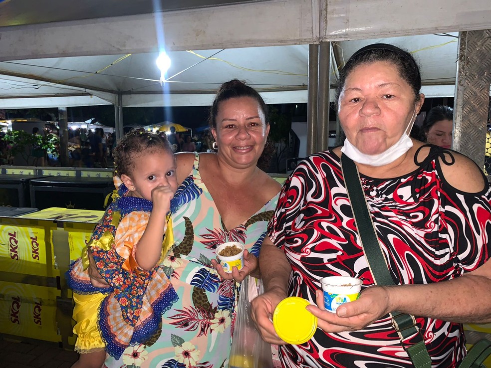 Iracir, a filha Valeska e a neta (da direita para a esquerda), no arraial Boa Vista Junina. — Foto: Yara Ramalho/g1 RR