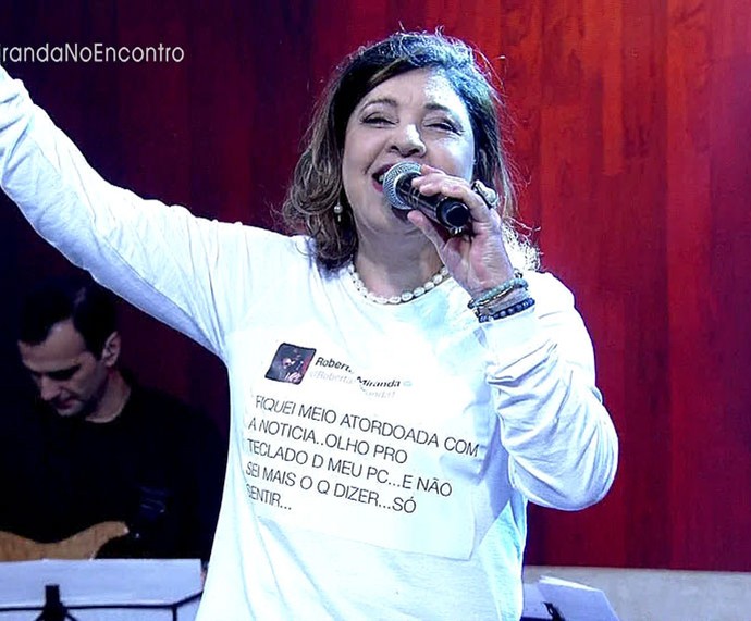 Roberta com camisa ilustrada com seu post (Foto: TV Globo)