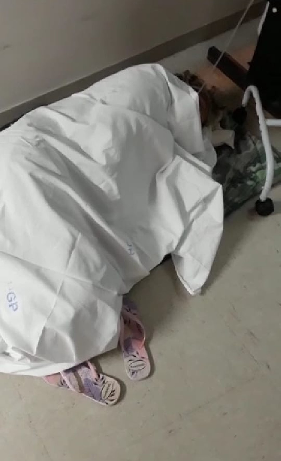Paciente com infecção na perna fica no chão do HGP — Foto: Reprodução
