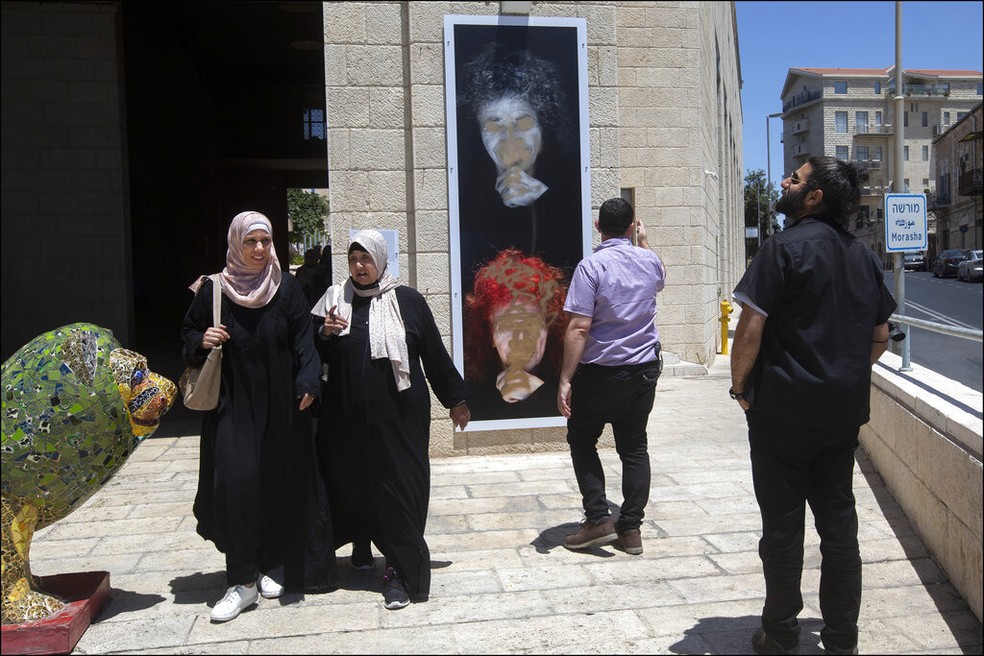 Imagens de uma ativista foram vandalizadas seguidas vezes em Jerusalém — Foto: Jim Hollander/AP