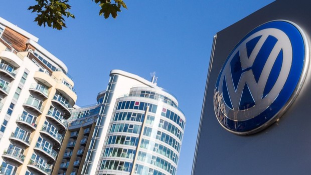 Logo da montadora Volkswagen é visto em Londres (Foto: Rob Stothard/Getty Images)