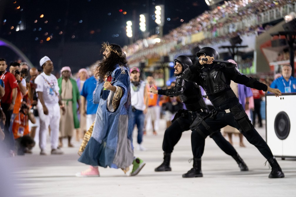 Comissão de frente da Mangueira mostrou Jesus em baile funk e sendo agredido pela polícia — Foto: Marcelo Brandt/G1