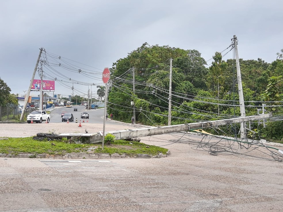 Com a batida, houve tombamento de postes de iluminação. Pelo menos três postes foram afetados. — Foto: Luciano Abreu/Rede Amazônica