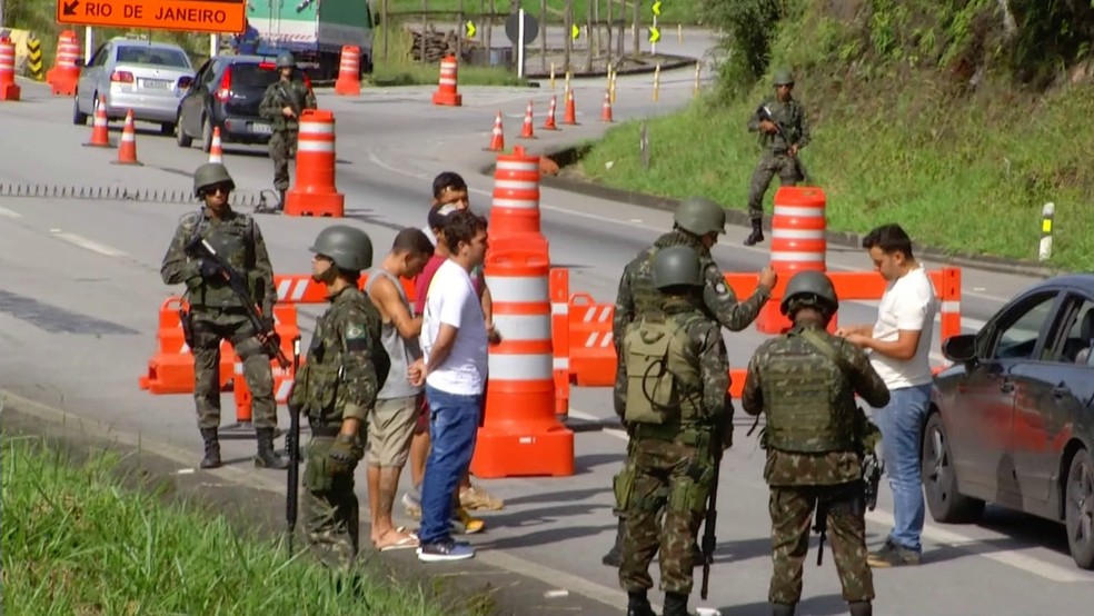 Militares estão abordando motoristas na BR-040,  em Petrópolis, no RJ (Foto: Jairo Martins/Rede Inter TV)
