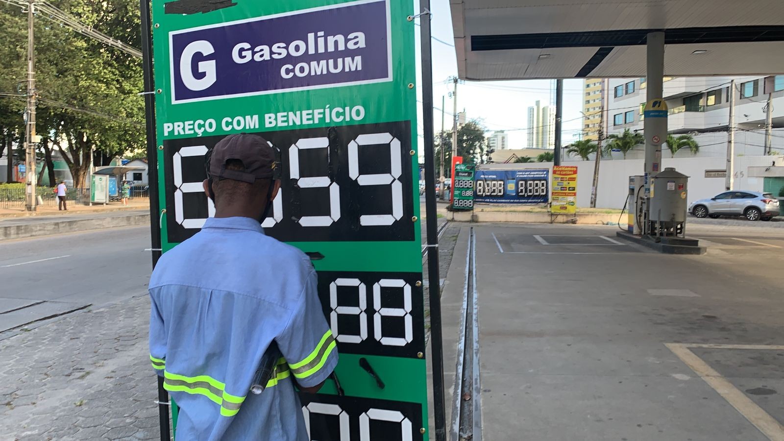 Governo de Pernambuco anuncia redução de ICMS sobre combustíveis 