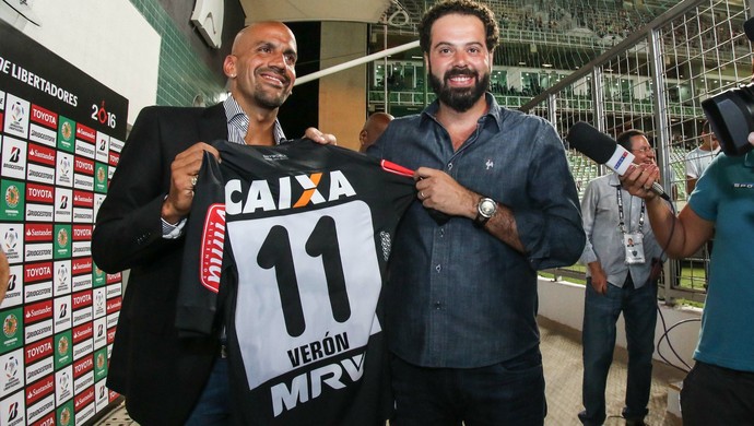 Verón recebe camisa do Atlético-MG (Foto: Bruno Cantini/ Flickr Atlético-MG)