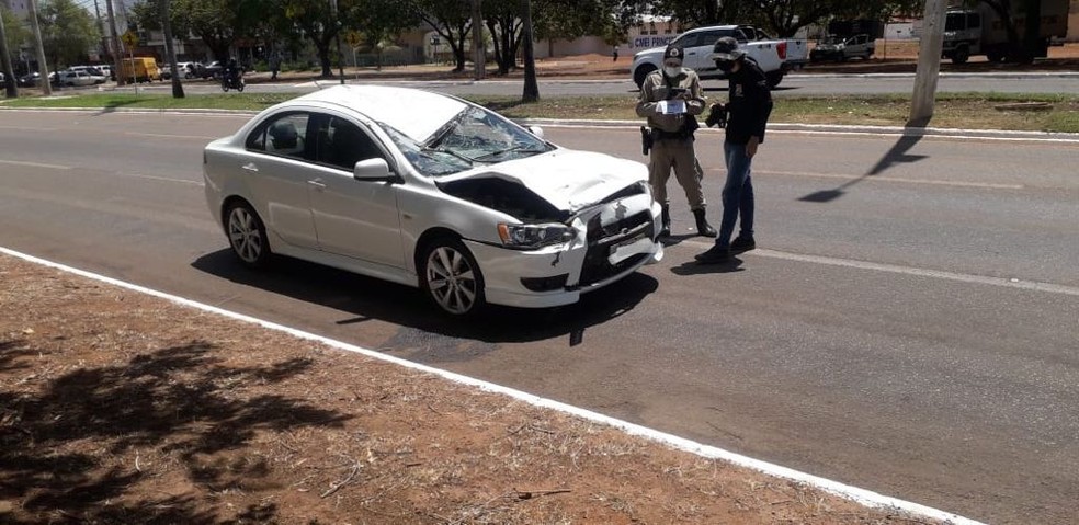 Carro atropelou homem na avenida JK em Palmas &mdash; Foto: Wesley Murici/TV Anhanguera