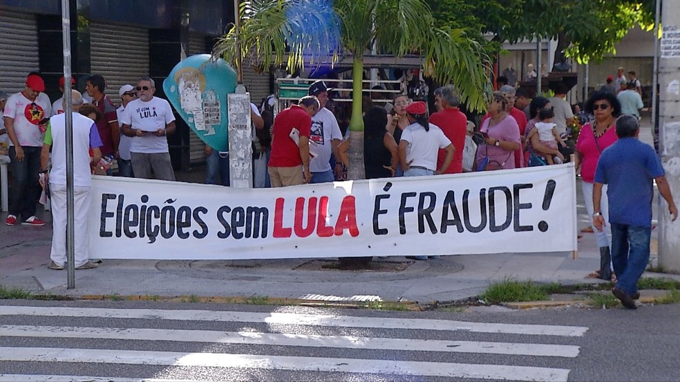 Manifestantes a favor de Lula se reuniram no centro de Natal (Foto: Reprodução/Inter TV Cabugi)