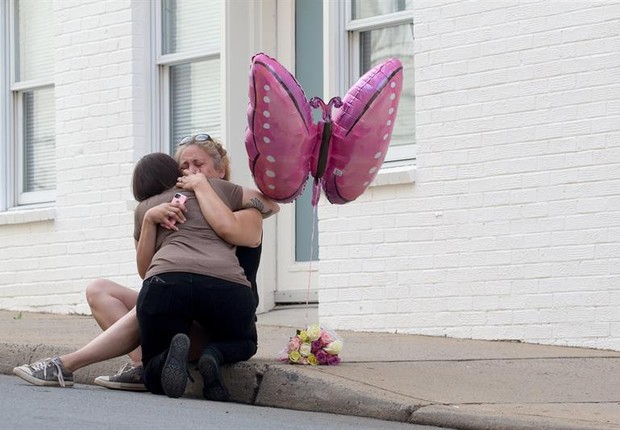 Charlottesville - EUA: Mulher deposita flores na esquina onde Heather Heyer foi atropelada  (Foto: EFE/EPA/TASOS KATOPODIS)