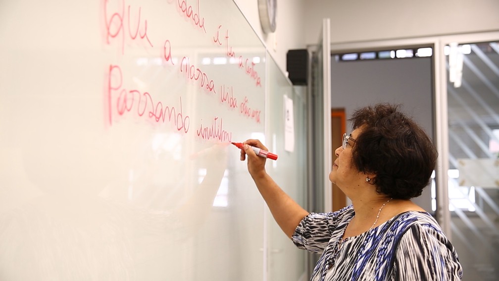 Quem te ensinou a escrever? Maria das Neves, de 55 anos, aprendeu o abecedário no chão de terra na zona rural da Paraíba, e ensinou a si mesma a ler aos 17 anos, quando pegou um livro nas mãos pela primeira vez; neste mês, ela começou a faculdade de pedagogia — Foto: Fabio Tito/G1